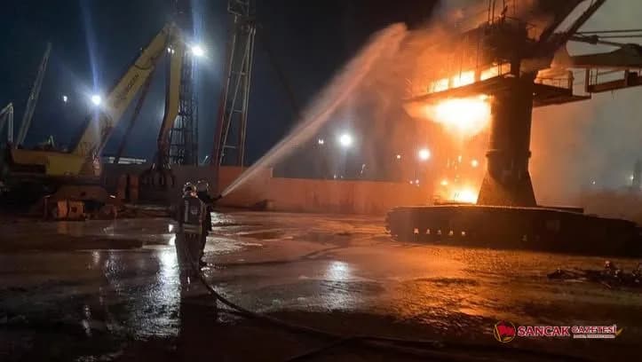 İskenderun OSB’de İş Makinesi Yangını Kontrol Altına Alındı
