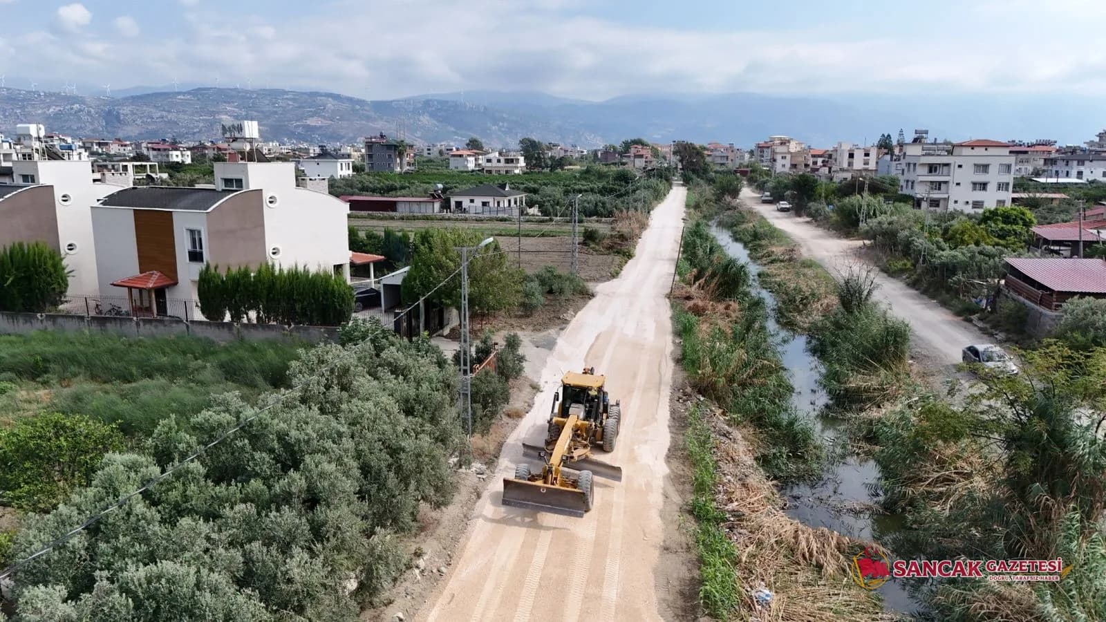 Samandağ’da Drenaj Kanalları Boyunca Yol Yenileme Seferberliği