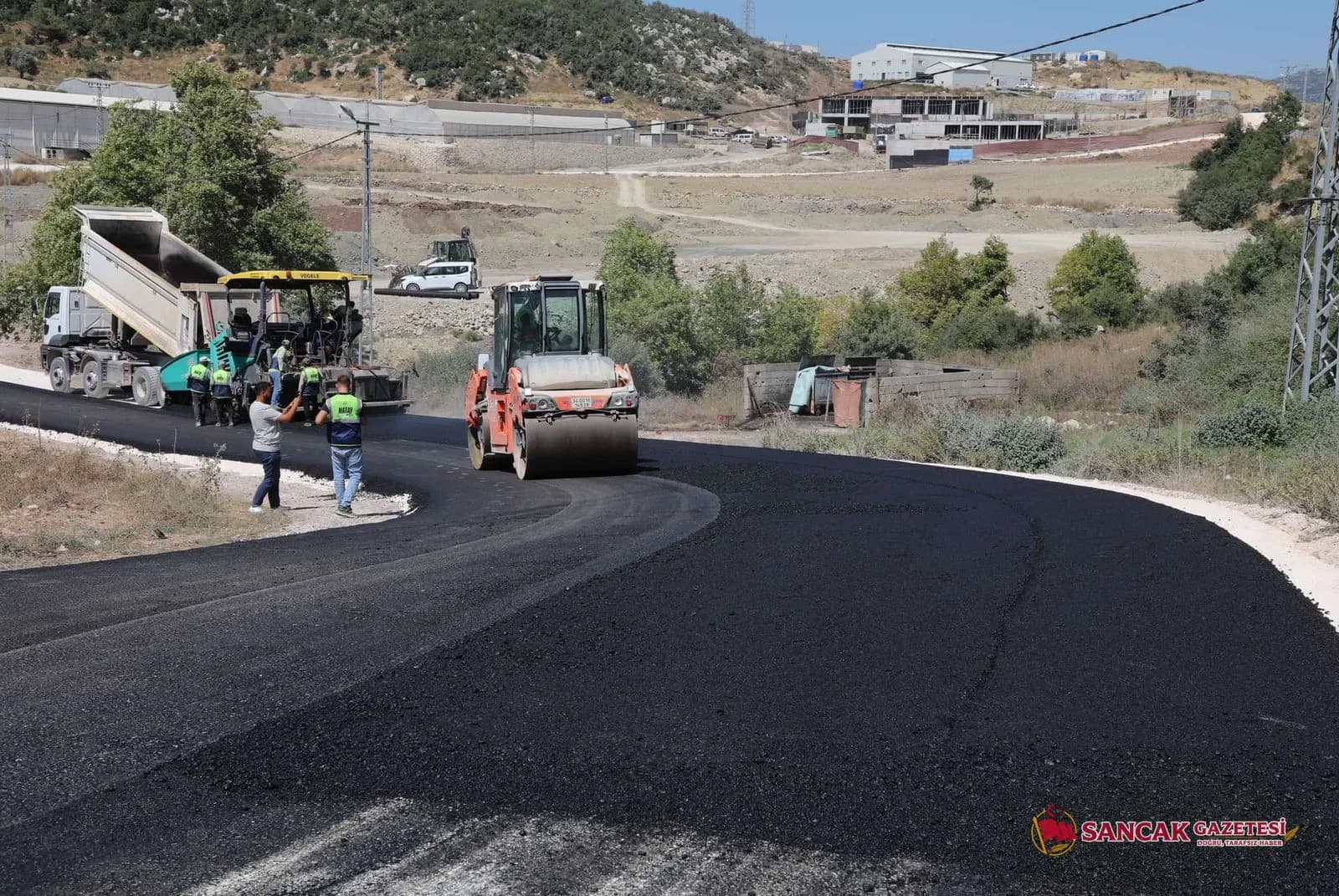 Yayladağı Dusduru Bağlantı Yolunda Beton Asfalt Çalışmasını Sürdürüyor